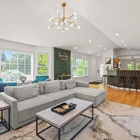 Villa Delight: Bold & Bougie! Sleeps 12! Downtown Boyne
